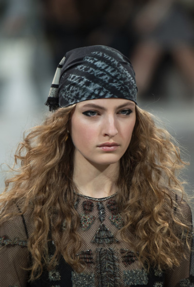  تسريحات شعر ويفي ناعمة للشعر الطويل من Dior