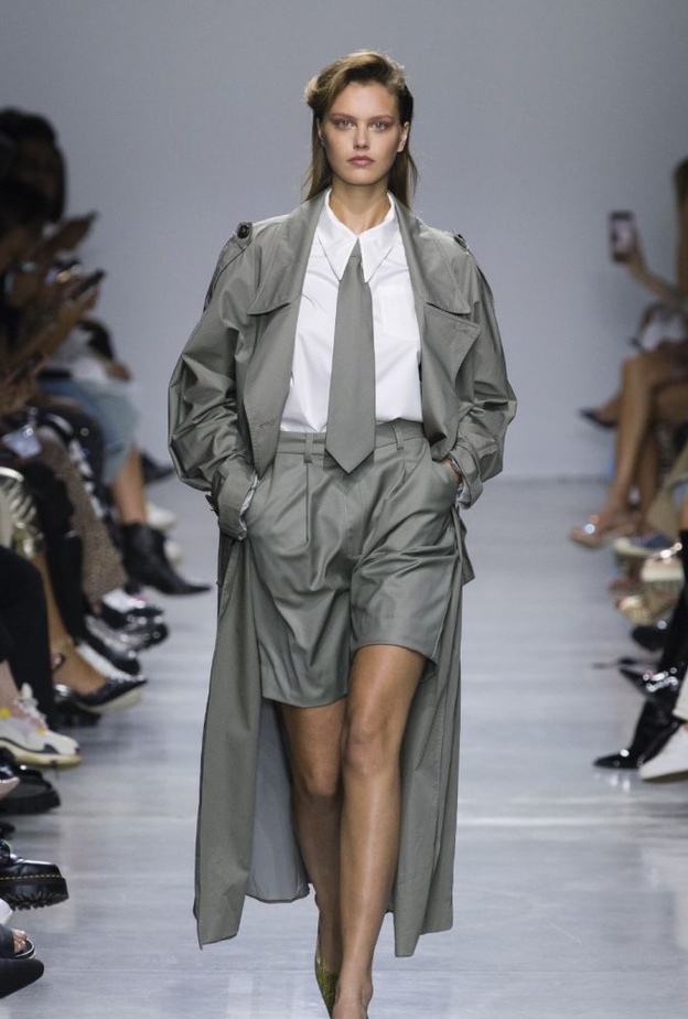 افكار تنسيق ربطة العنق مع الشورت بأساليب أنيقة في صيف 2020 من Annakiki