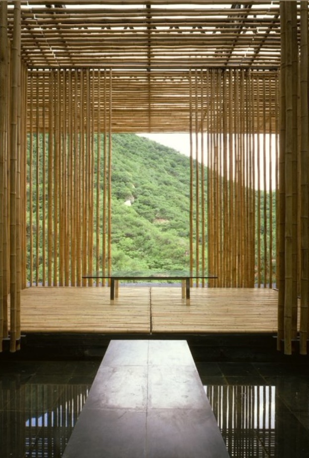 يسمح للضوء والهواء بالمرور عبره