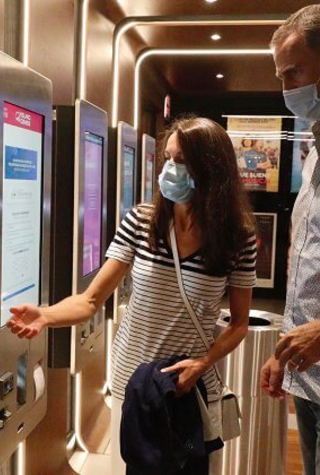 ملك وملكة إسبانيا يزوران دار عرض سينمائية لتشجيع صناعة السينما في إسبانيا