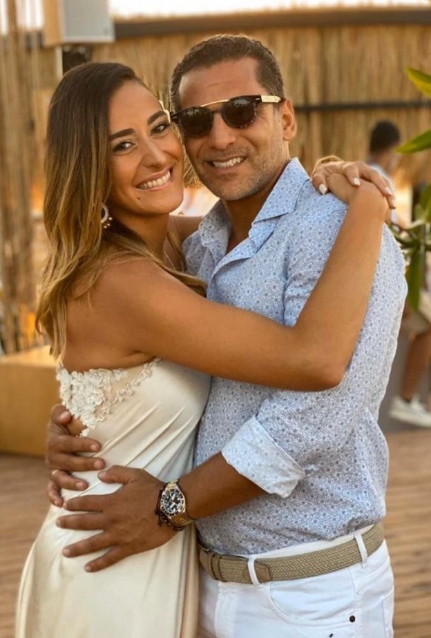  أطلت أمينة إلى جانب خطيبها المهندس عمر طه بفستان حريريّ ناعم طويل.