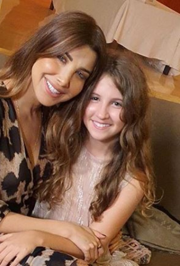 تألقت بمكياج سموكي ناعم بدرجات الألوان الترابية