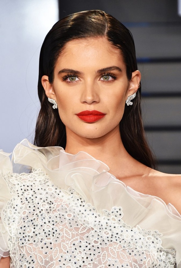 تحب Sara Sampaio اعتماد أحمر الشفاه الأحمر