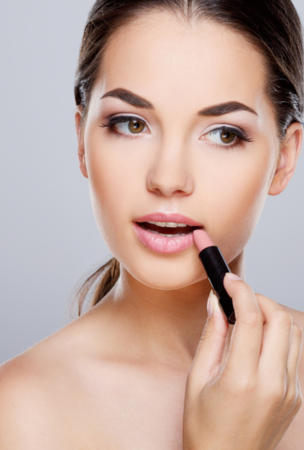 بالخطوات.. طريقة تكبير الشفاه بمساتحضرات التجميل 