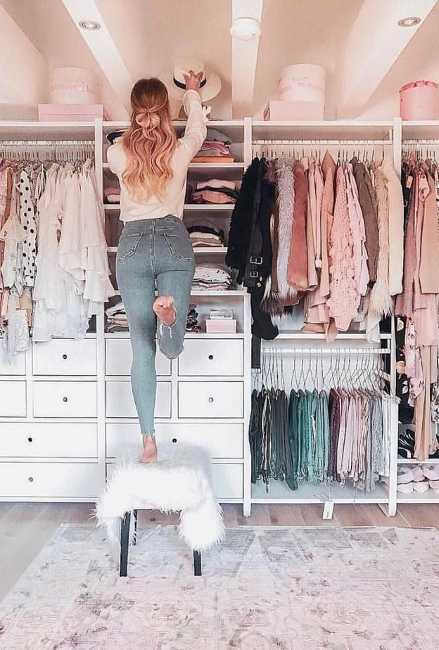  ‎غرفة ملابس للبنات باللون الزهري الباستيل