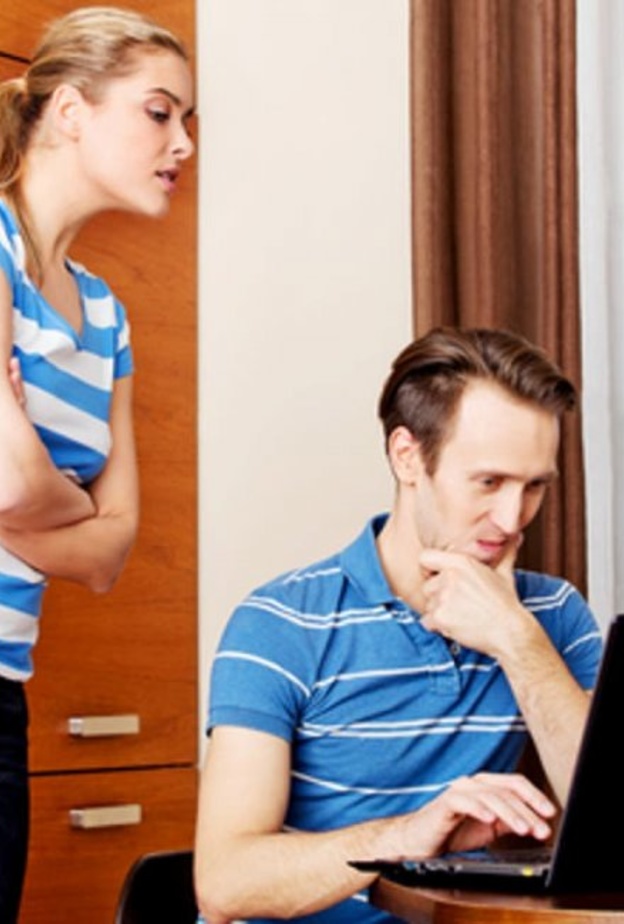 كيف اتعامل مع زوجي المدمن على الانترنت