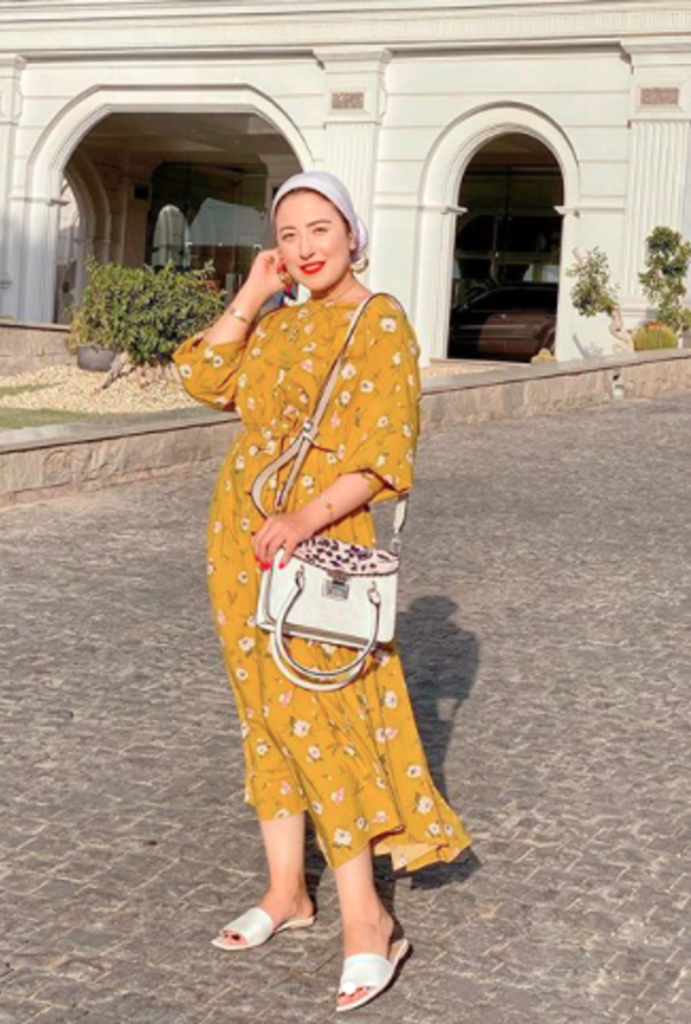 اختارت ميرنا فستان كاجوال باللون الخردلي الرائج باطلالة أنيقة