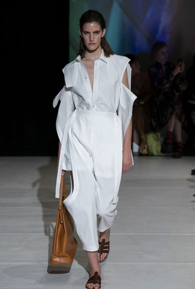 طرق تنسيق القميص الابيض بأسلوب عصري في صيف 2020 من Chalayan