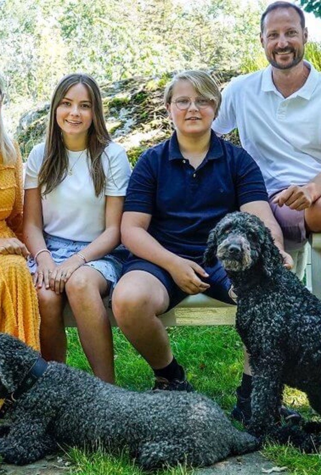 عائلة ولي عهد النرويج تنشر صور عطلتها الصيفية