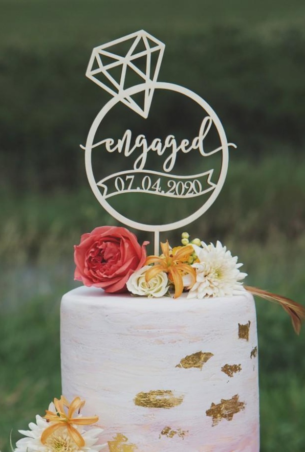 قطعة ديكور مبتكرة استخدم في صنعها سلم خشبي صغير مطلي زينت درجات