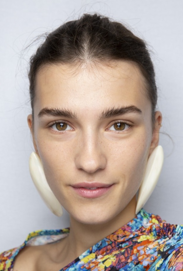 حواجب كثيفة ممشطة بأسلوب دار atlein