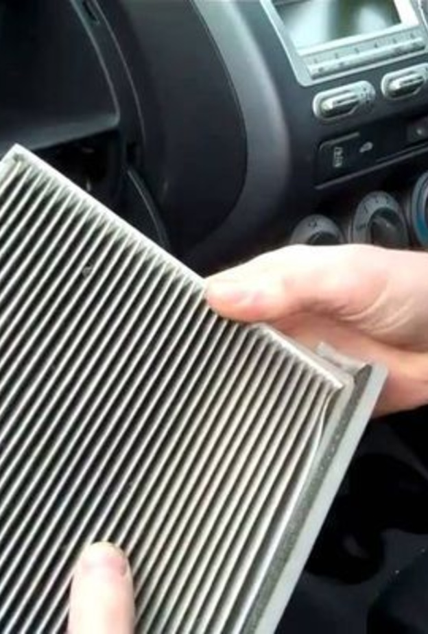 طريقة تنظيف ثلاجة مكيف السيارة