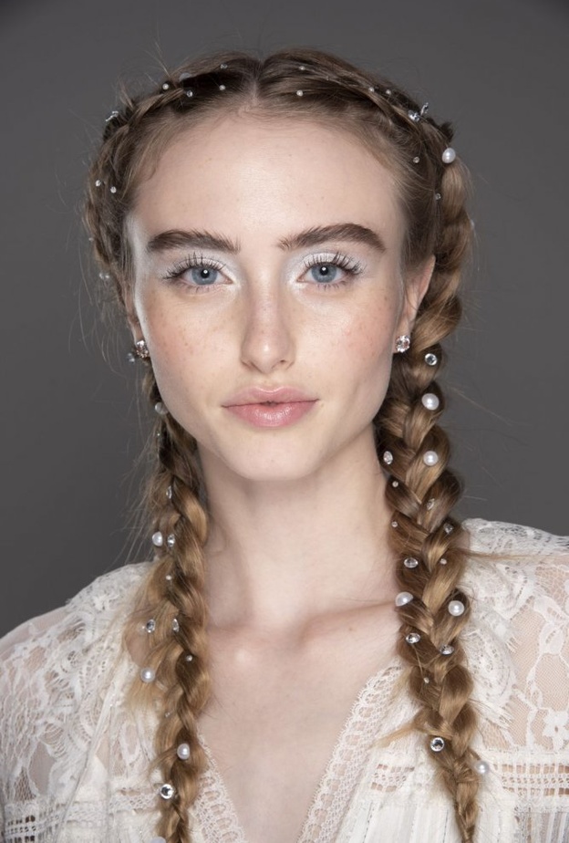 تسريحات شعر الضفائر الفرنسية العريضة تمنحك اطلالة جذابة في صيف 2020 من Alice + Olivia