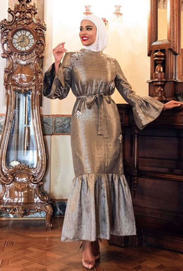 اطلالة مرمر محمد بفستان ميتاليك باللون الفضي بقصة راقية وجذابة