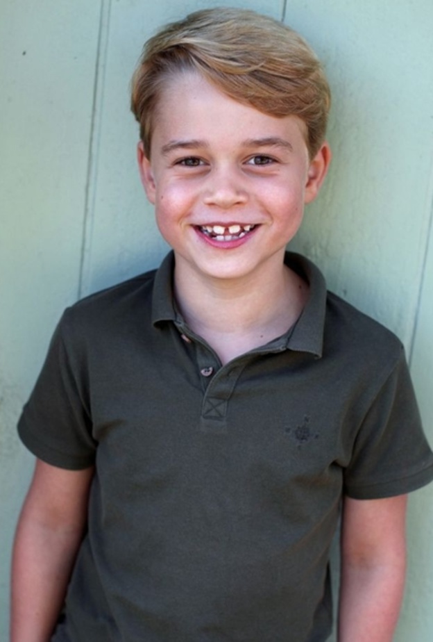 أطلّ في الصورة الأولى بتيشيرت بولو باللون الزيتيّ الداكن