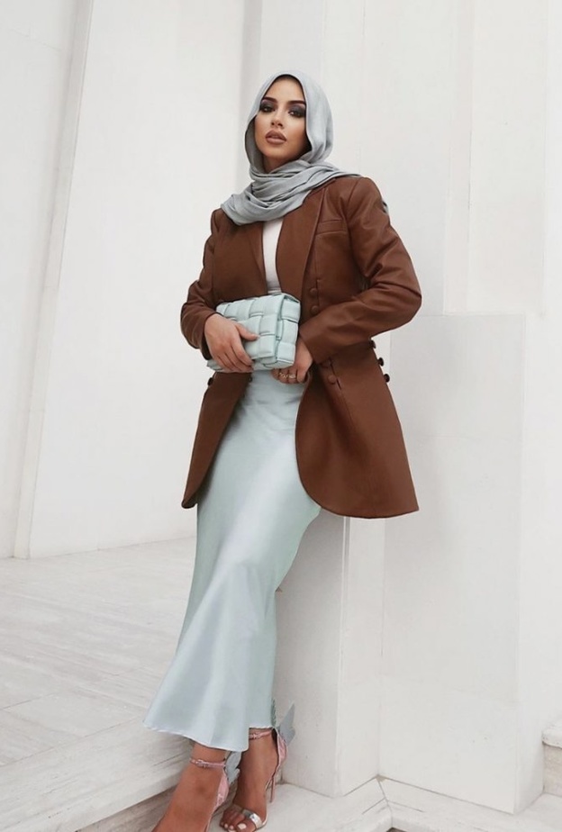  تنسيق عصري اعتمدته سهى في البليزر والتنورة الساتان