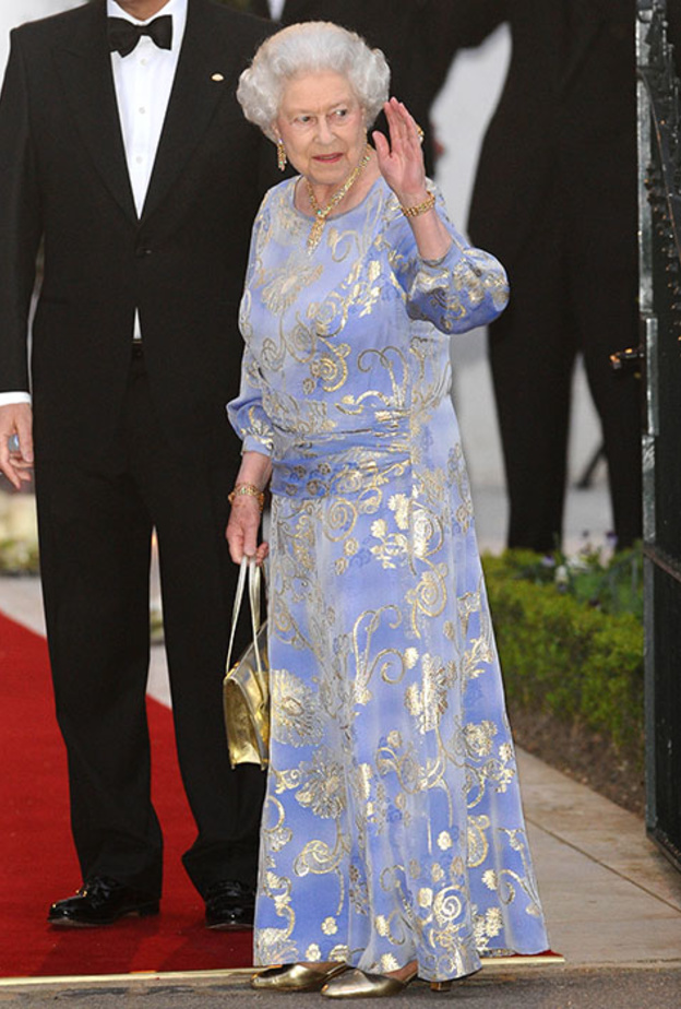  إطلالات أنيقة للملكة إليزابيث في حفلات زفاف عائلتها الملكية على مر السنين