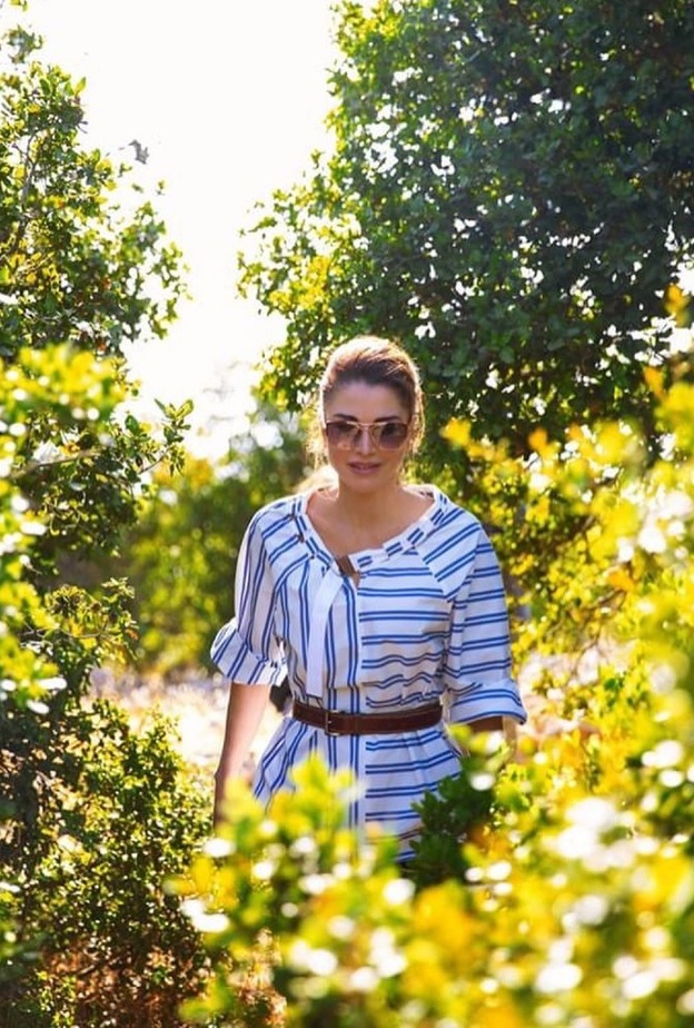 صور إطلالات الملكة رانيا بالتصاميم المقلمة