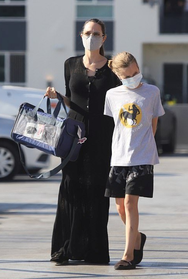 اطلت انجيلينا بالقناع الواقي الرمادي مع عدد من إطلالاتها