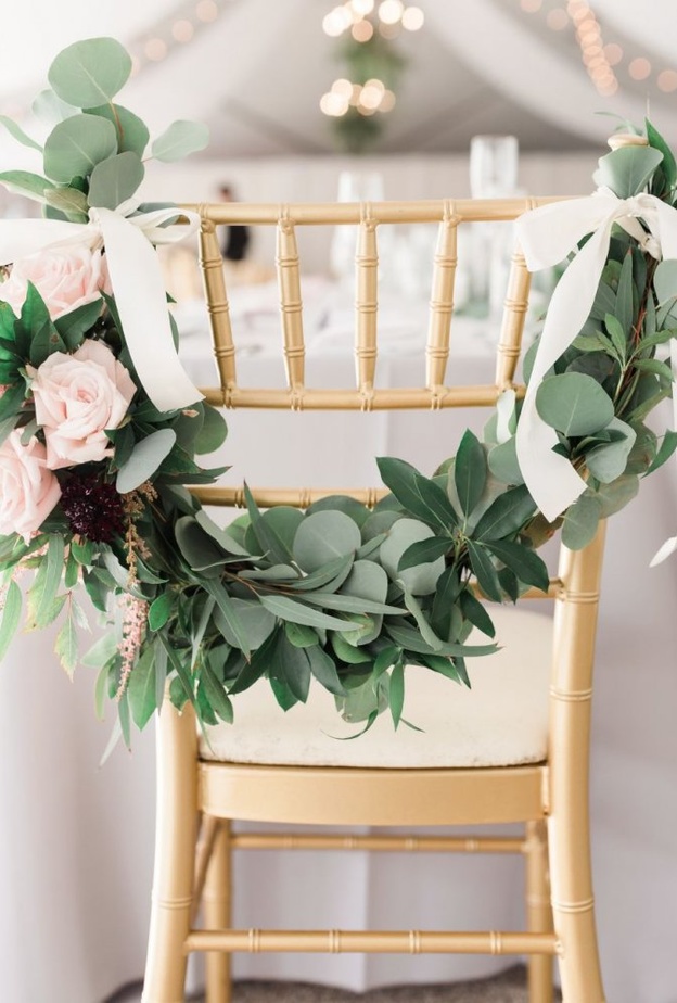 زينة كراسي الزفاف بأوراق الأوكالبتوس