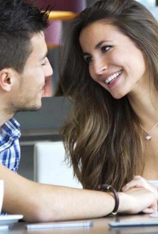 كيف تكتشفين اعجاب الرجل بك من اول لقاء