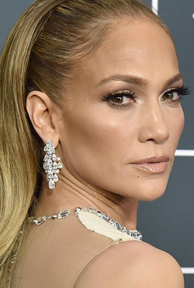  جينيفر لوبيز تختار أقراط الماس من هاري ونستون Harry Winston