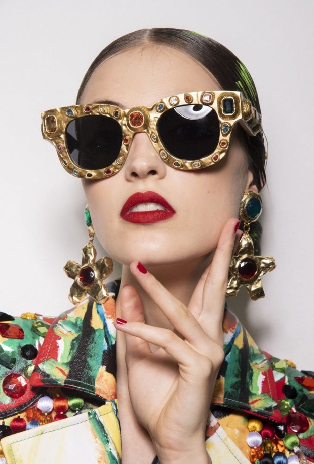 الوان مناكير باللون الاحمر لاطلالات عيد الاضحى 2020 من دار Moschino