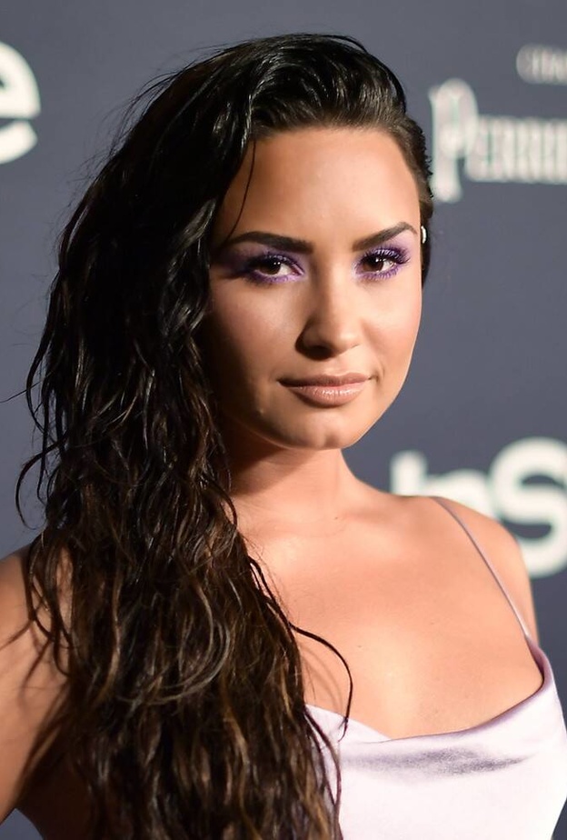 استوحي من Demi Lavato مكياج العيون البنفسجي