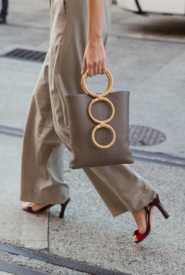  موديلات حقائب يد مع المسكة الخشبية احدث صيحات موضة صيف 2020