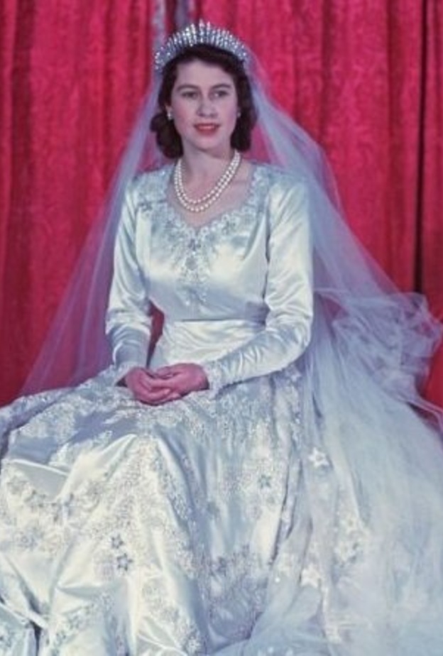  تاج الملكة اليزابيت في يوم زفافها