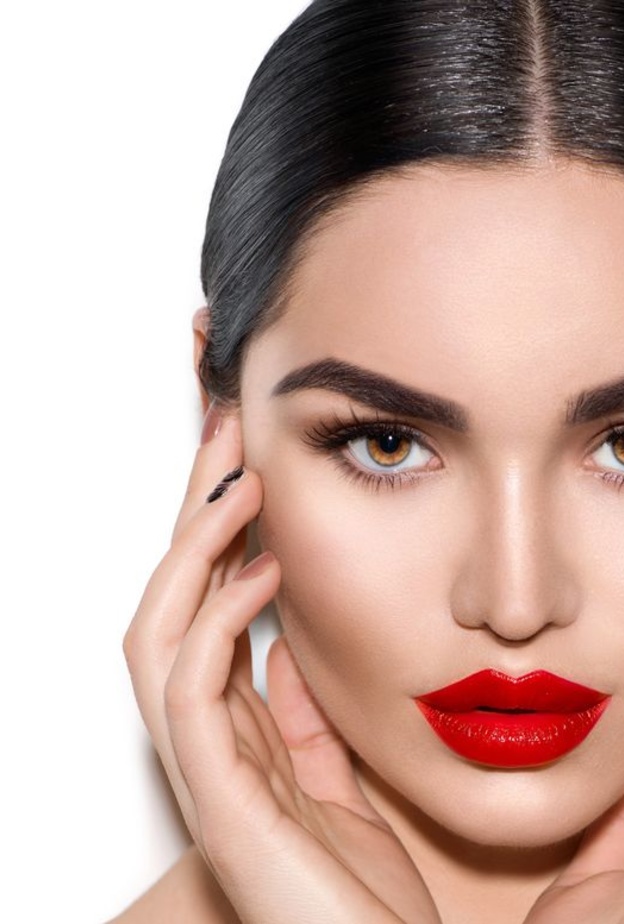 ما هي الوان احمر الشفاه التي تناسب الشفايف الكبيرة والممتلئة