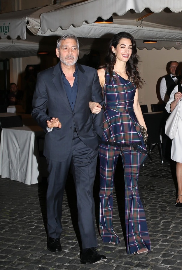 أطلت أمل بطقم مزيّن بالمربعات من تصميم Prabal Gurung