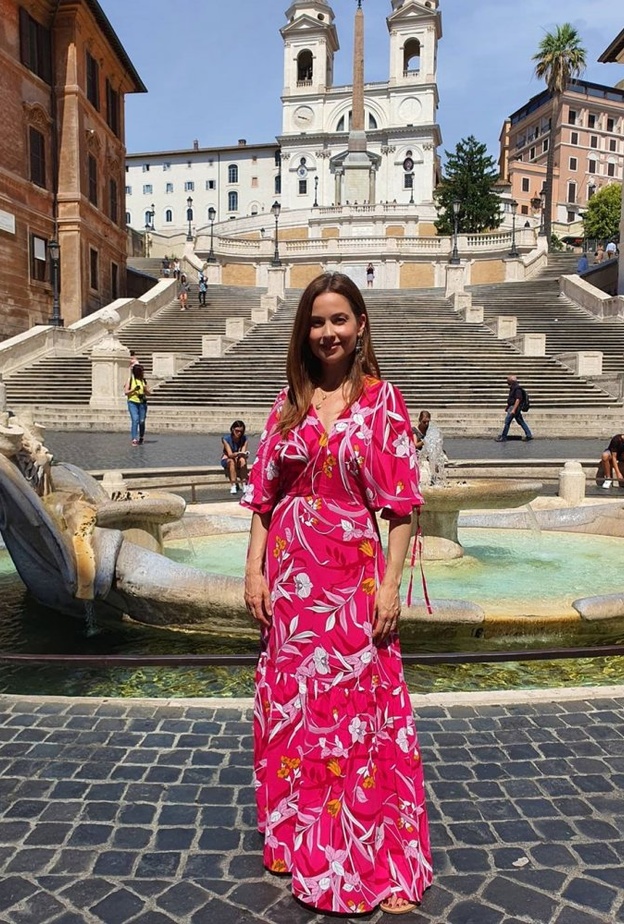 صور افضل اطلالات النجمات العرب بأسلوب ريا أبي راشد بموضة الفستان المطبع بالورود