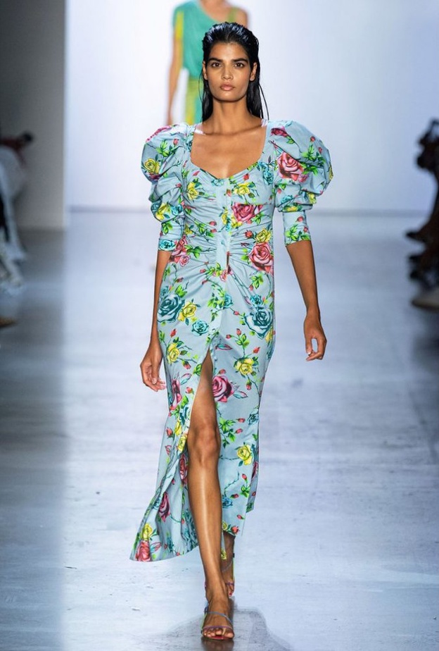  فستان بأكمام منفوخة وطبعة الورود من مجموعة Prabal Gurung