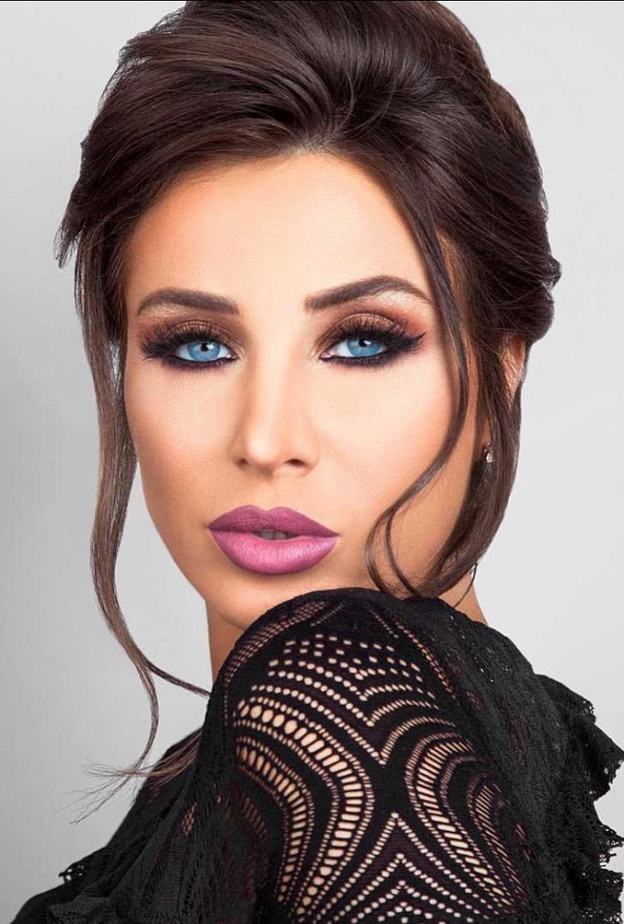 انابيلا هلال العيون الملونة