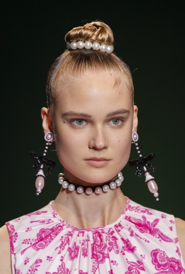 أدخلي اللؤلؤ إلى تسريحة شعرك بأسلوب دار Andrew Gn 