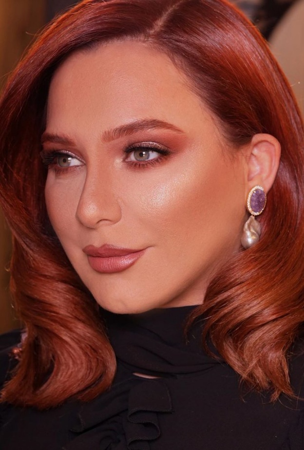 اعتمدت سلاف مؤخراً الشعر الأحمر النحاسي