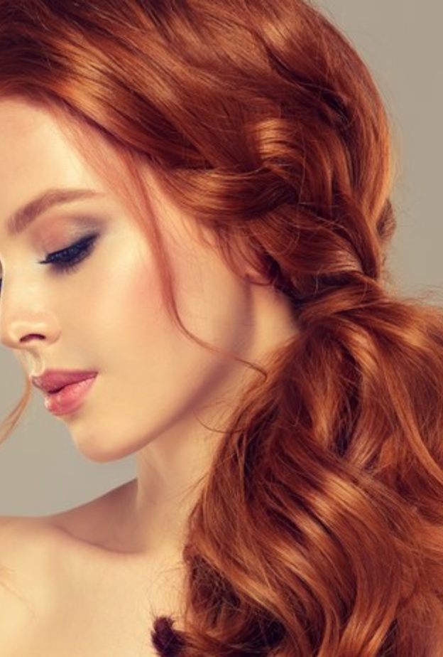 تسريحة مميزة للشعر المصبوغ احمر في عيد الاضحى 2020