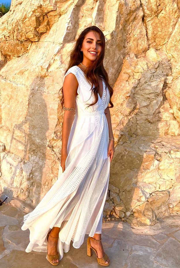  بدت أنيقة بفستان أبيض مستوحى من الأسلوب الإغريقي من تصميم حسين بظاظا