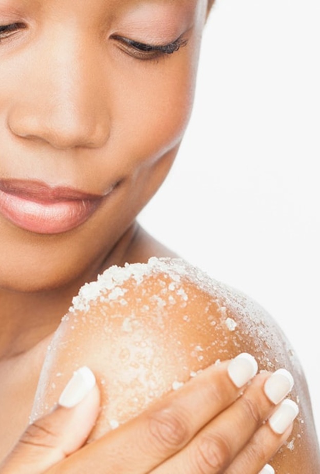  تخلصي من الزيت الزائد على بشرتك باستخدام الملح كمقشر فعال