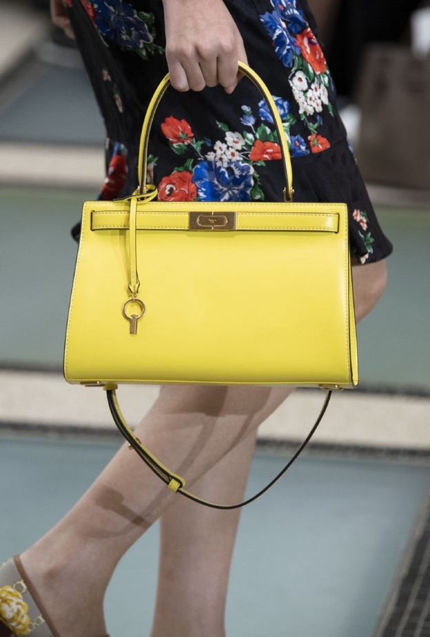 احدث موديلات حقائب يد باللون الاصفر من Tory Burch