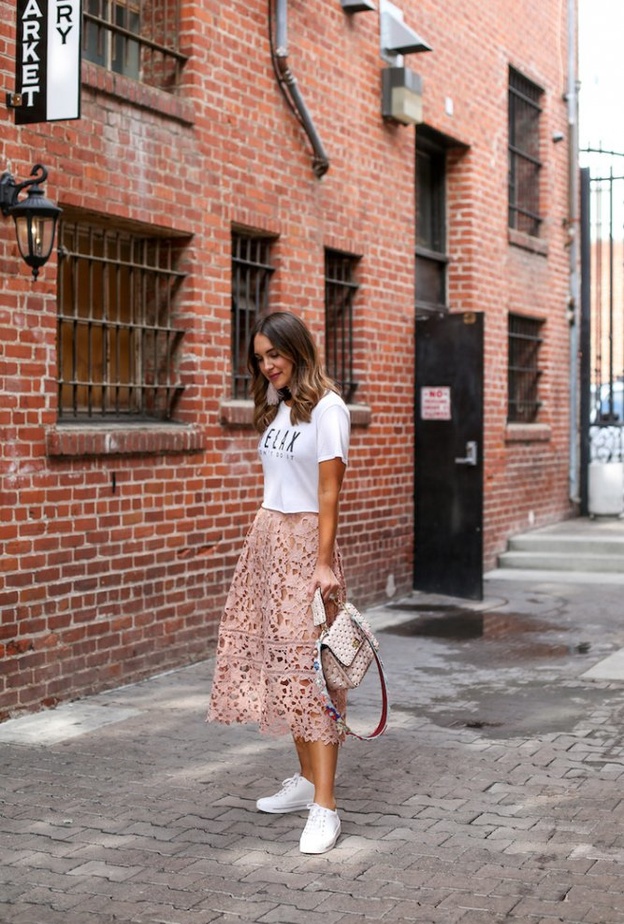 تنسيقات تجمع بين الأنوثة والعصرية في التنورة الدانتيل مع الحذاء الرياضي.