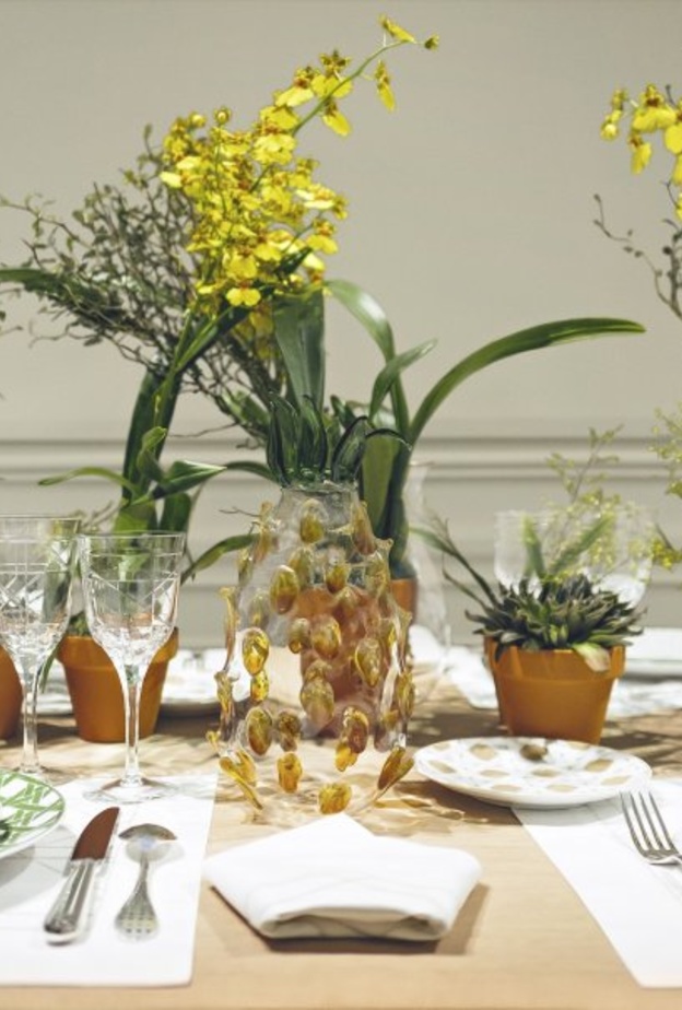 مائدة مميزة مزينة بالمجموعتين 