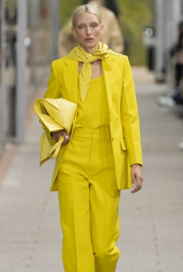 احدث موديلات بدلات رسمية نسائية باللون الاصفر لعيد الاضحى 2020 من دار Lacoste