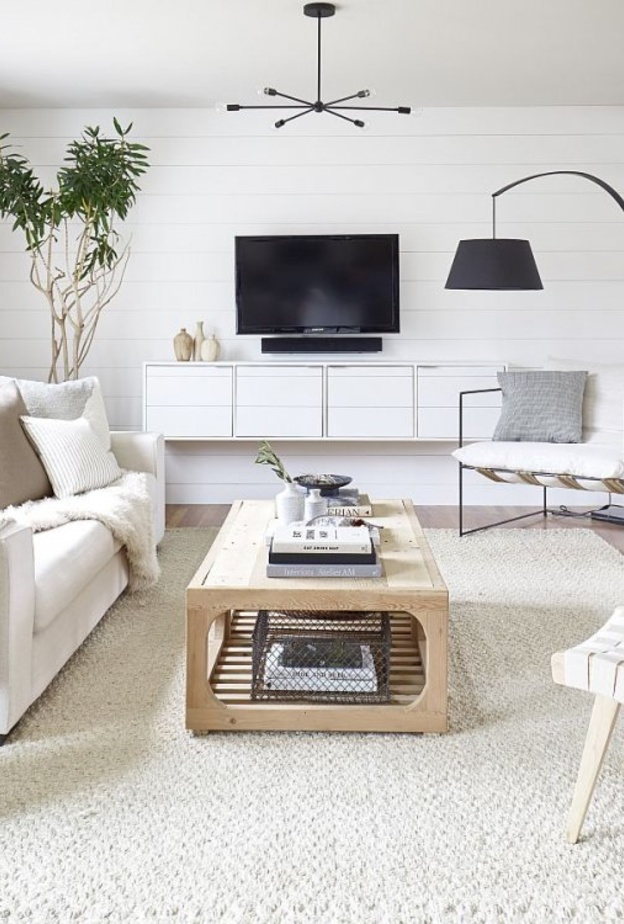  الأرضية الخشبية تضيف الدفء على ديكورات غرف المعيشة باللون الأبيض