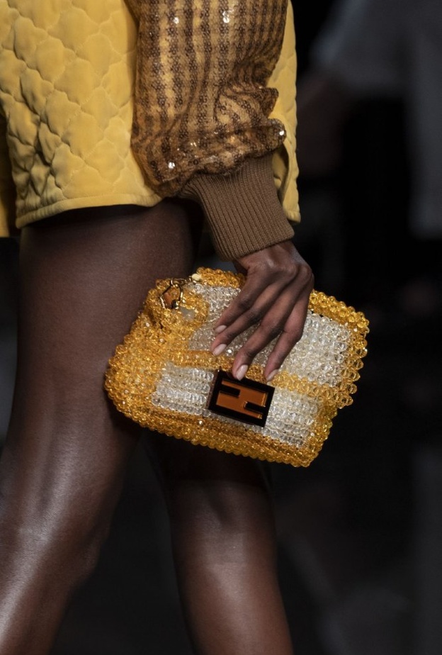 موديلات حقائب يد مع حبيبات الخرز البراقة من دار Fendi