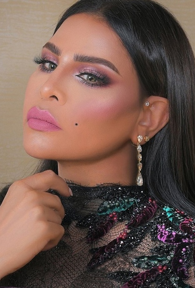 الفنانة احلام بمياج وردي بارز يناسب العروس