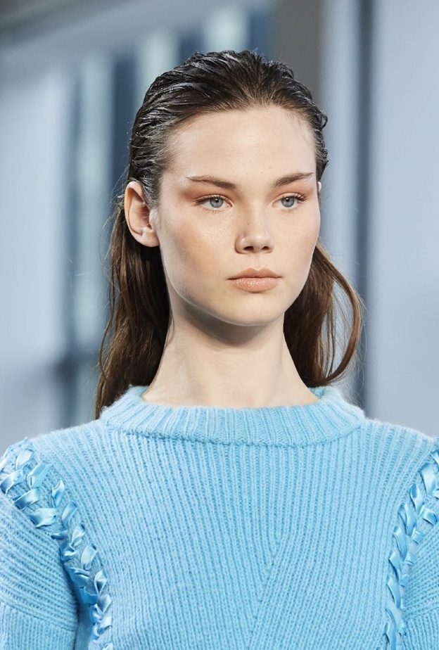 تسريحات الشعر المبلل والمسحوب الى الخلف من وحي Alejandra Alonso Rojas