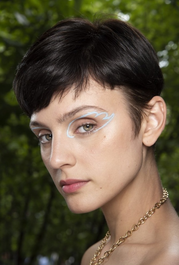 آيلاينر غرافيكي بأسلوب rosie assouline