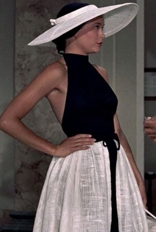  غريس كيلي باطلالة صيفية جذابة وراقية بالتنورة البيضاء